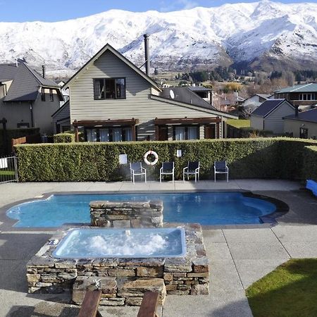 Wanaka Luxury Apartments Exterior photo A pool in New Zealand