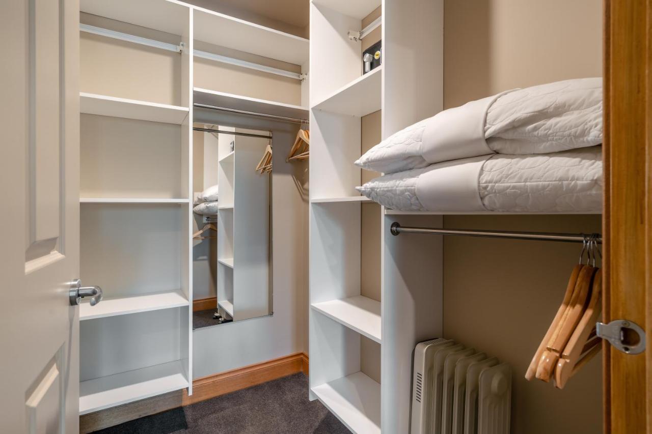 Wanaka Luxury Apartments Exterior photo A walk-in closet