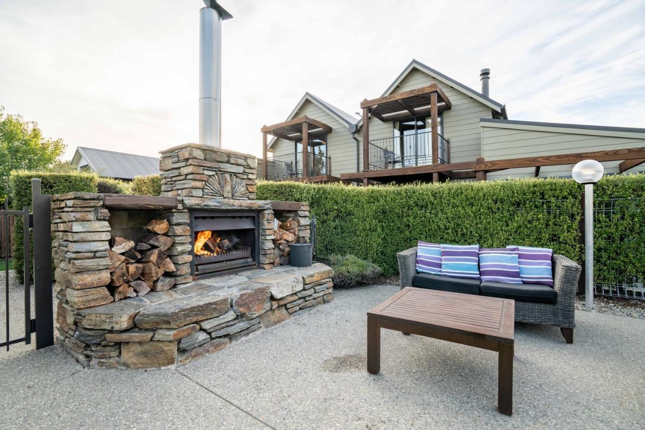 Wanaka Luxury Apartments Exterior photo Outdoor fireplace
