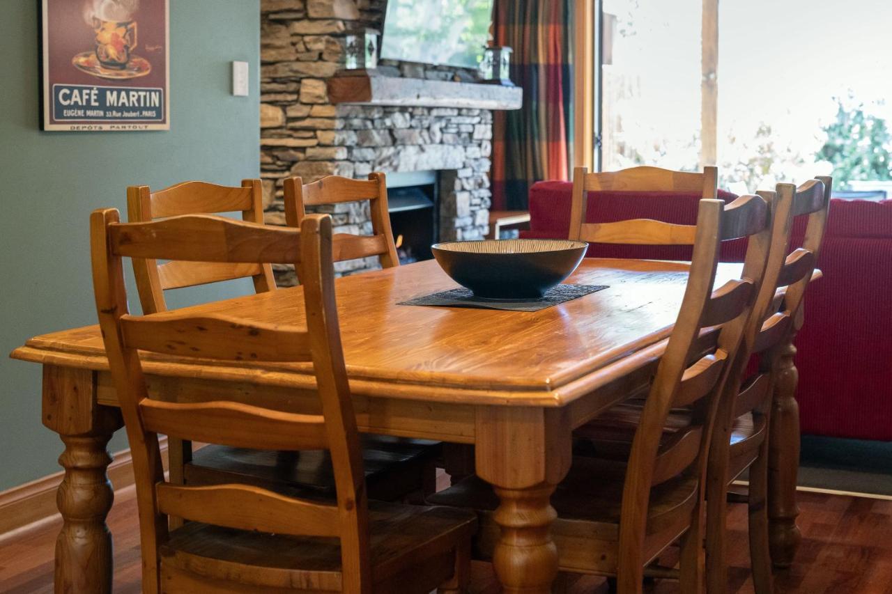 Wanaka Luxury Apartments Exterior photo A dining room table