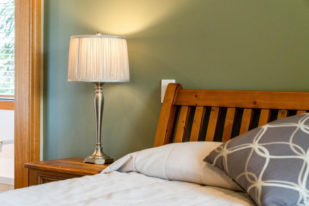 Wanaka Luxury Apartments Exterior photo A table lamp