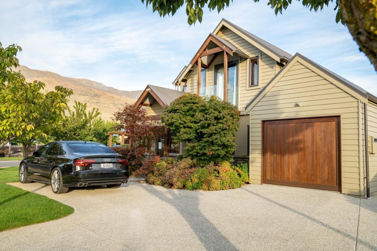 Wanaka Luxury Apartments Exterior photo A driveway in New Zealand