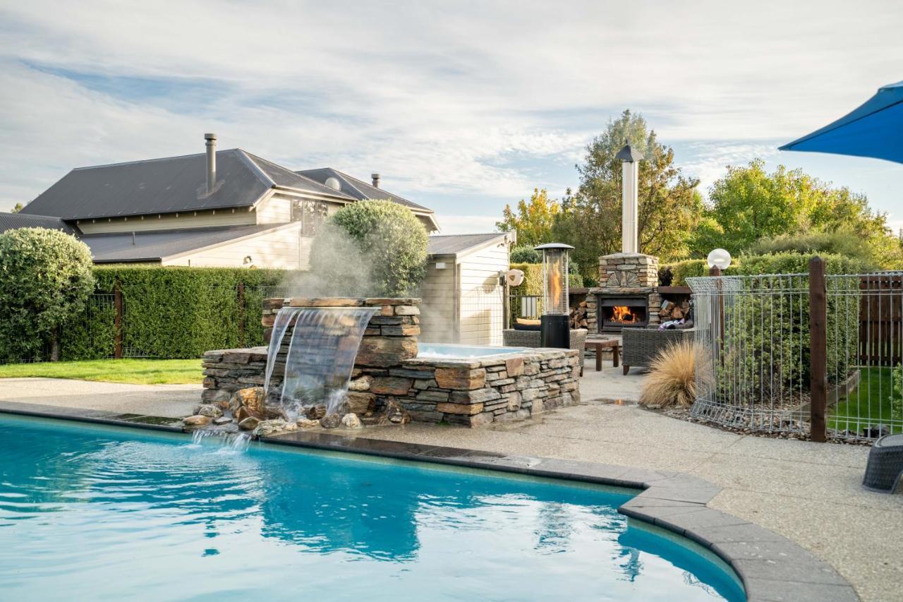 Wanaka Luxury Apartments Exterior photo A spa pool in a residential setting