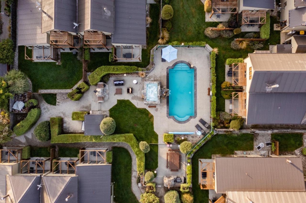 Wanaka Luxury Apartments Exterior photo Aerial view of the pool at the complex