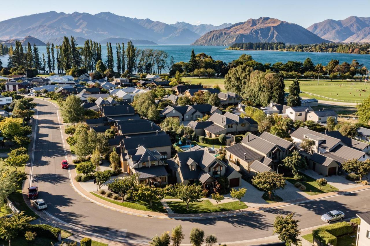 Wanaka Luxury Apartments Exterior photo Aerial view of the village
