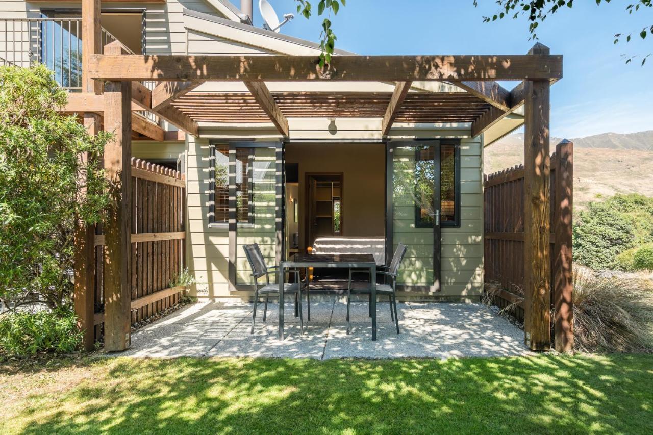 Wanaka Luxury Apartments Exterior photo A pergola