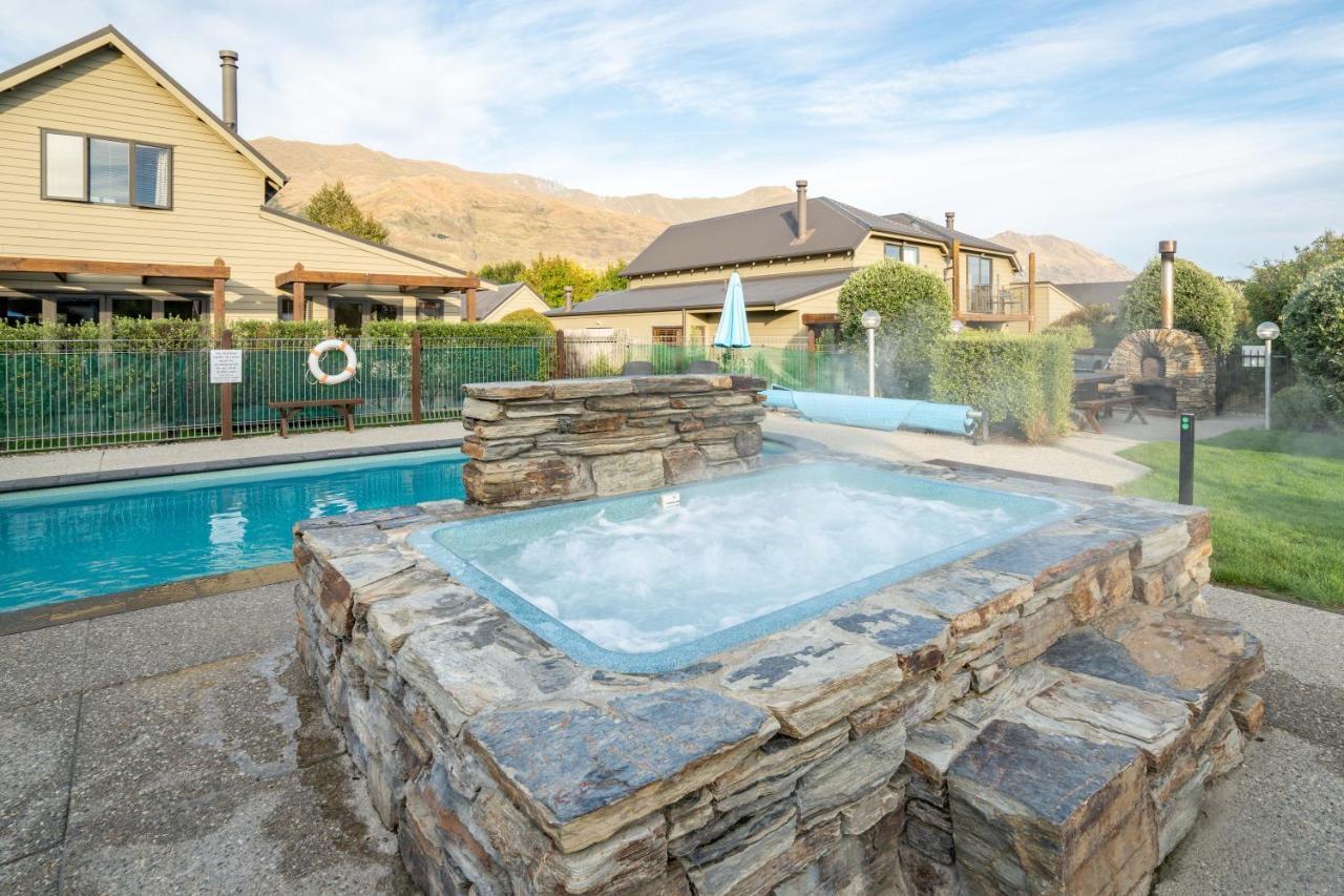 Wanaka Luxury Apartments Exterior photo A hot tub