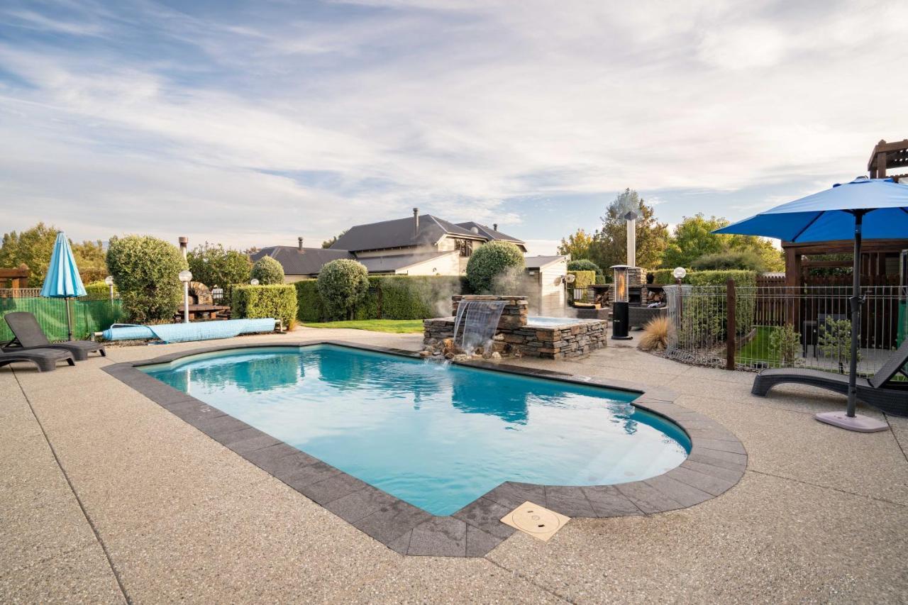 Wanaka Luxury Apartments Exterior photo A swimming pool