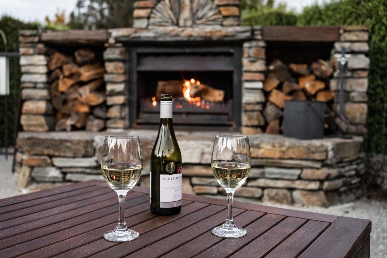 Wanaka Luxury Apartments Exterior photo A wine tasting at Cloudy Bay