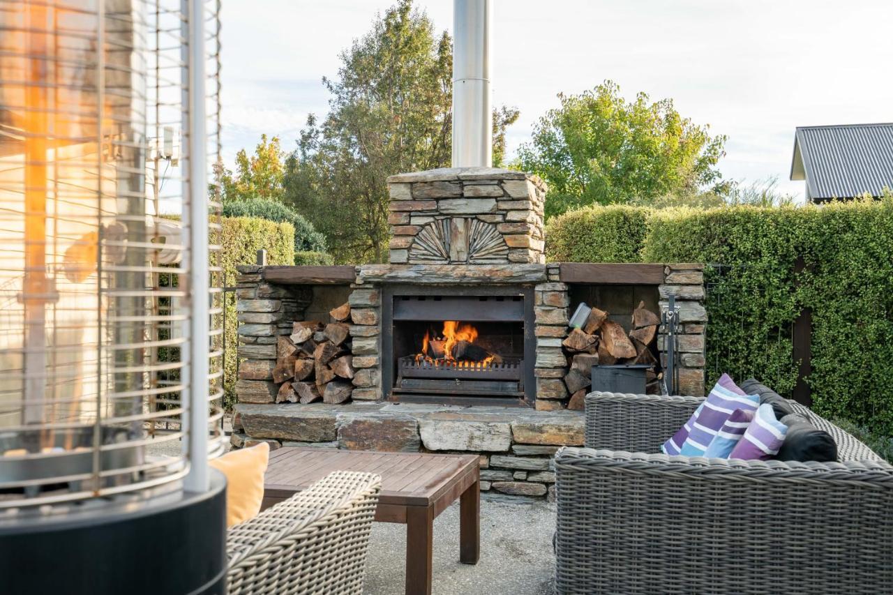 Wanaka Luxury Apartments Exterior photo Outdoor fireplace