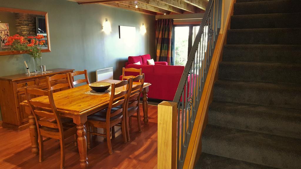 Wanaka Luxury Apartments Exterior photo The interior of a self-catering cottage