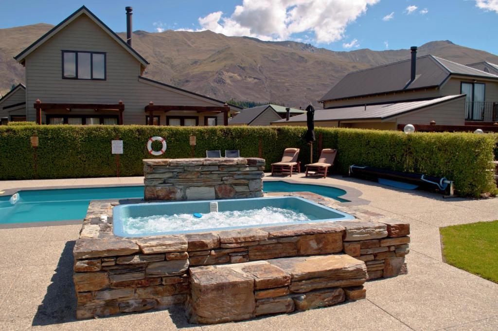 Wanaka Luxury Apartments Exterior photo A spa pool in a residential setting
