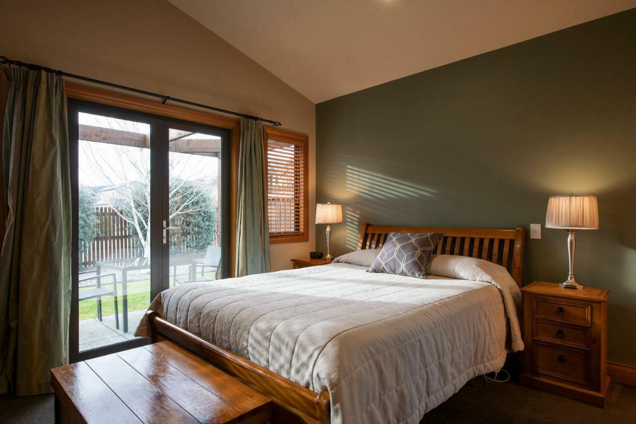 Wanaka Luxury Apartments Exterior photo A bedroom at the lodge