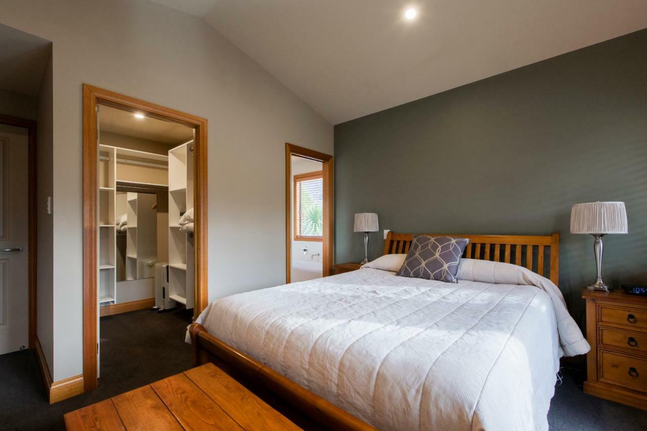 Wanaka Luxury Apartments Exterior photo A bedroom in a lodge at the resort