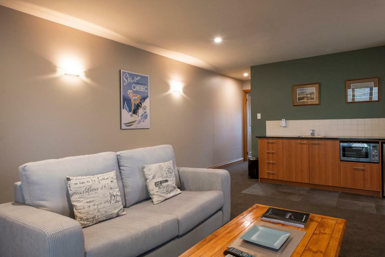 Wanaka Luxury Apartments Exterior photo A living room with a sofa and a kitchen