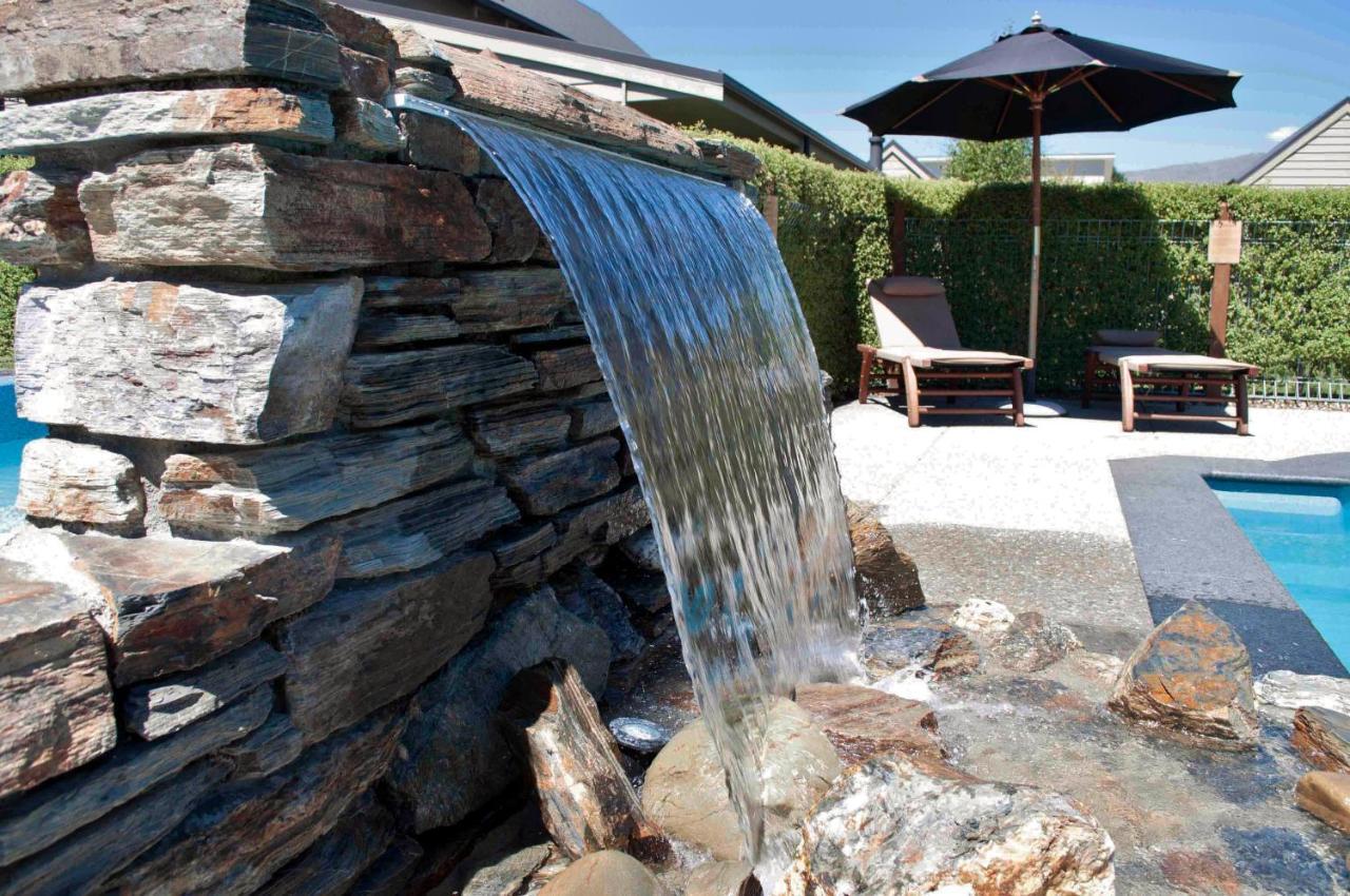Wanaka Luxury Apartments Exterior photo A water feature